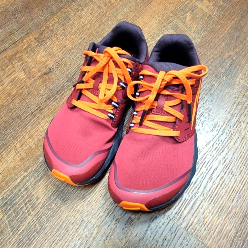 New, *never worn* Women's Altra Superior 5 shoes